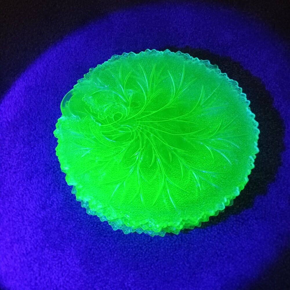 Vintage Indiana Glass Uranium Vaseline Glass 5 Leaf Pebble Plates 8 1/2”